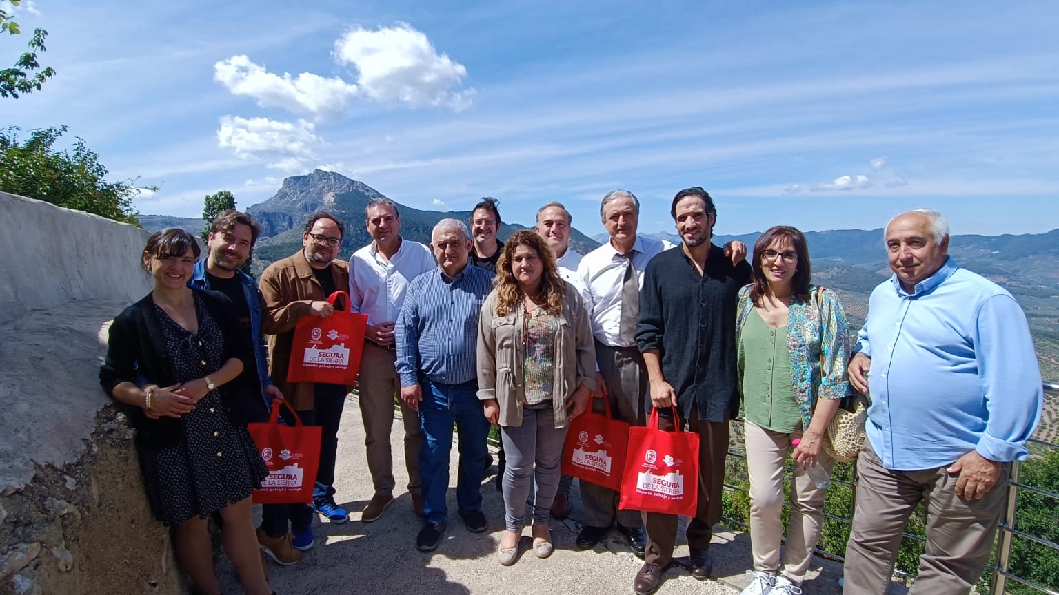 En este momento estás viendo Ángel Vera visita en Segura de la Sierra el rodaje de la película ‘La sombra del quebrantahuesos’