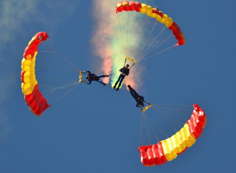 En este momento estás viendo La Patrulla Acrobática de Paracaidismo del Ejército del Aire ofrecerá una exhibición en el FIA “El Yelmo”