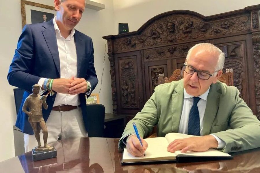 Jesús Estrella aborda el desarrollo del mundo rural con los alcaldes de Segura de la Sierra, Hornos y Santiago-Pontones
